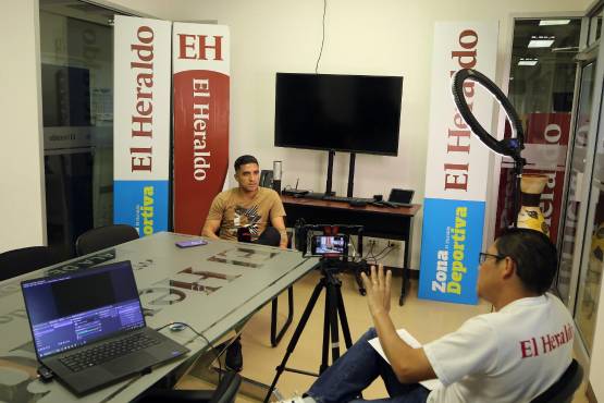 El periodista Erlin Varela charló en las oficinas de El Heraldo con Michaell Chirinos. Foto: David Romero
