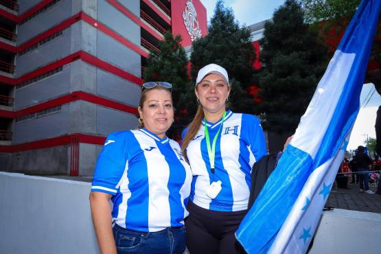 Mas aficionadas catrachas presentes para alentar a la Selección de Honduras.