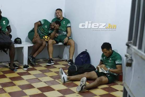 Rambo de León leyendo la Biblia en el camerino de San Juan de Quimistán. Foto: Neptalí Romero