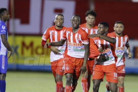 Futbolistas del Vida celebrando la anotación de Antony García ante Victoria. Foto: Neptalí Romero.