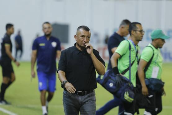 Humberto Rivera, DT del Olancho FC, con una cara llena de preocupación al final del primer tiempo.