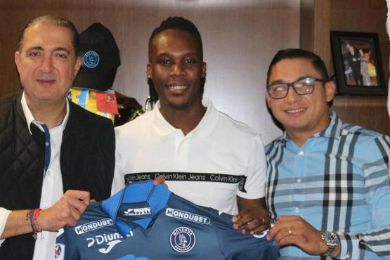 Rubilio Castillo y Emilio Izaguirre negocian para llegar a buenos términos.