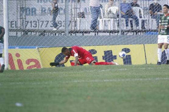 El guardameta Denovan Torres se lamenta tras la anotación de Selvin Guevara. Foto: Neptalí Romero.