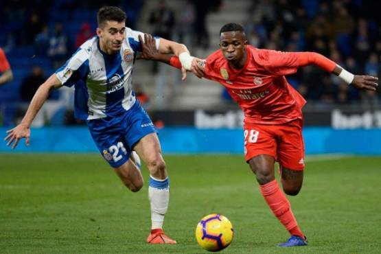 Espanyol's Spanish midfielder Marc Roca (L) challenges Real Madrid's Brazilian forward Vinicius Junior during the Spanish league football match between RCD Espanyol and Real Madrid CF at the RCDE Stadium in Cornella de Llobregat on January 27, 2019. (Photo by Josep LAGO / AFP)