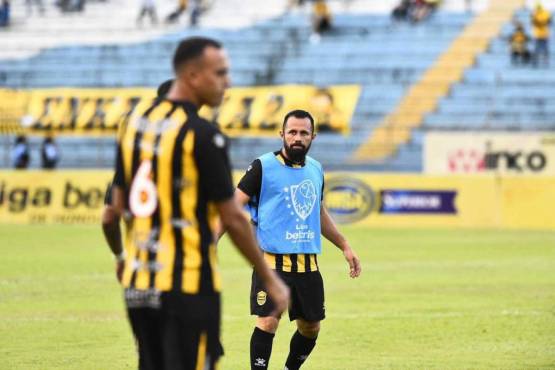 Alfredo Mejía debutó como futbolista profesional con Real España.