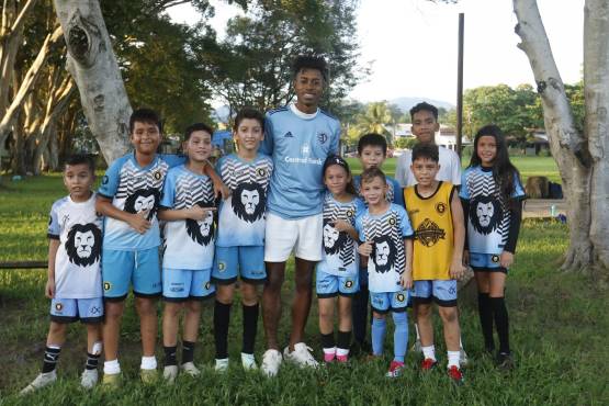 Alenis Vargas visitó la Academia Leones antes de integrarse al Sporting Kansas City para su primera temporada en la MLS. FOTOS: Neptalí Romero.