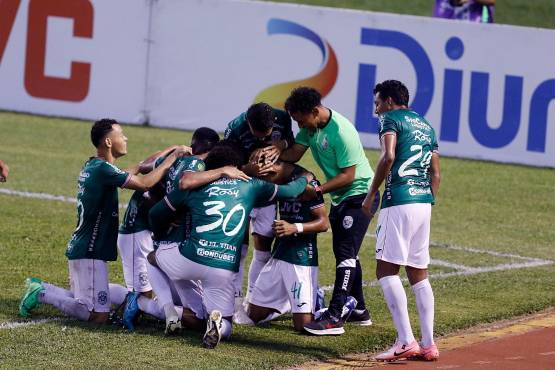 César Sevilla, delantero de 18 años, debutó con gol en el Club Deportivo Marathón. FOTO: Neptalí Romero