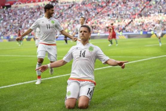 TOPSHOT - Mexico's Javier Hernandez celebrates after scoring a goal during the 2017 Confederations Cup group A football match between Portugal and Mexico at the Kazan Arena in Kazan on June 18, 2017. / AFP PHOTO / FRANCK FIFE