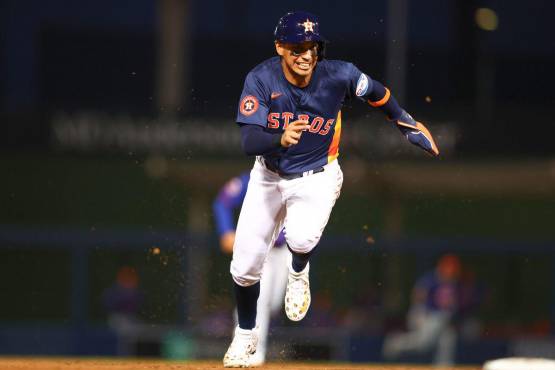 Mauricio Dubón ahora jugará como jardinero central, en la temporada pasada lo hizo en segunda base.