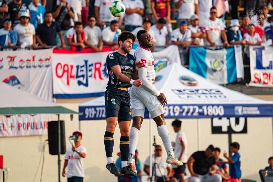 Yustin Arboleda va fuerte en el juego aéreo durante el encuentro ante Comunicaciones. Foto. Costesía de Olimpia.
