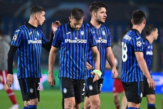 Atalanta's players react at the end of the UEFA Champions league football match Atalanta Bergamo vs Liverpool, on November 3, 2020 at the Atalanta stadium in Bergamo. (Photo by MIGUEL MEDINA / AFP)
