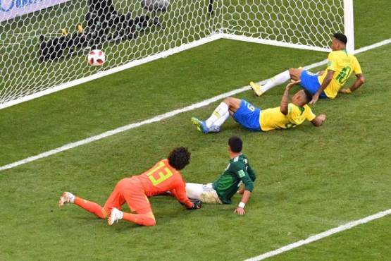 Brazil's forward Neymar (R) scores a goal during the Russia 2018 World Cup round of 16 football match between Brazil and Mexico at the Samara Arena in Samara on July 2, 2018. / AFP PHOTO / SAEED KHAN / RESTRICTED TO EDITORIAL USE - NO MOBILE PUSH ALERTS/DOWNLOADS
