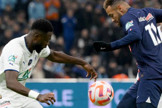 Neymar jugando con la camisa número 11 en su espalda en el París Saint Germain.