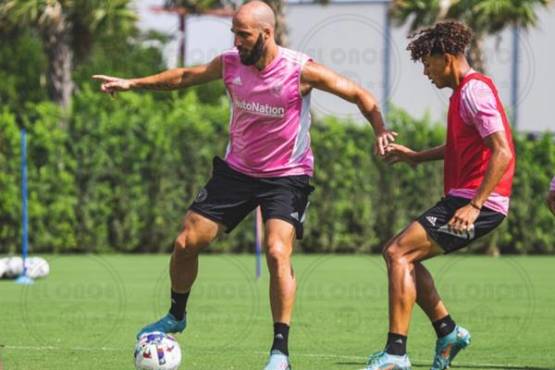 David Ruiz disputa el balón con el delantero argentino Gonzalo Higuaín, cuando jugaba para el Inter Miami en 2022.