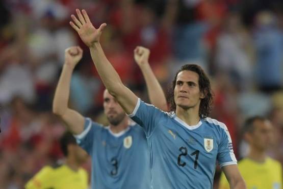 (FILES) In this file photo taken on June 24, 2019, Uruguay's Edinson Cavani acknowledges the crowd after defeating Chile 1-0 with his header in their Copa America football tournament group match at Maracana Stadium in Rio de Janeiro, Brazil. - Former Paris Saint-Germain striker Edinson Cavani has been dropped from the Uruguay squad named on October 2, 2020 for the upcoming World Cup qualifiers against Chile and Ecuador. (Photo by Carl DE SOUZA / AFP)