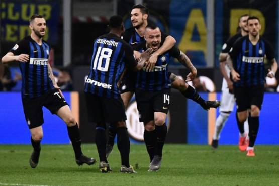 Inter Milan's Belgian defender Radja Nainggolan (Front) celebrates with teammates after scoring during the Italian Serie A football match between Inter Milan and Juventus at the San Siro stadium in Milan on April 27, 2019. (Photo by MARCO BERTORELLO / AFP)