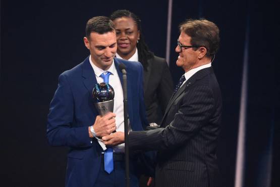 Fabio Capello le entregó el The Best a Lionel Scaloni.