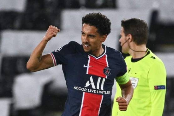 Paris Saint-Germain's Brazilian defender Marquinhos celebrates after scoring a goal during the UEFA Champions League first leg semi-final football match between Paris Saint-Germain (PSG) and Manchester City at the Parc des Princes stadium in Paris on April 28, 2021. (Photo by Anne-Christine POUJOULAT / AFP)