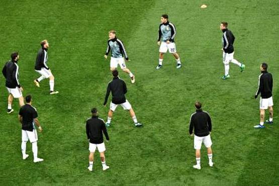 Argentina's players warm up before the start of the Russia 2018 World Cup Group D football match between Argentina and Croatia at the Nizhny Novgorod Stadium in Nizhny Novgorod on June 21, 2018. / AFP PHOTO / MARTIN BERNETTI / RESTRICTED TO EDITORIAL USE - NO MOBILE PUSH ALERTS/DOWNLOADS