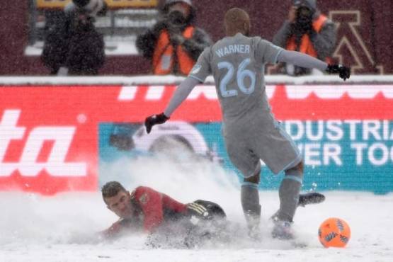 MINNEAPOLIS, MN - MARCH 12: Greg Garza #4 of Atlanta United FC kicks the ball away from Collen Warner #26 of Minnesota United FC during the second half of the match on March 12, 2017 at TCF Bank Stadium in Minneapolis, Minnesota. Atlanta defeated Minnesota 6-1. Hannah Foslien/Getty Images/AFP== FOR NEWSPAPERS, INTERNET, TELCOS & TELEVISION USE ONLY ==
