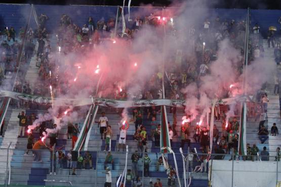 Lindo espectáculo de la barra verdolaga.