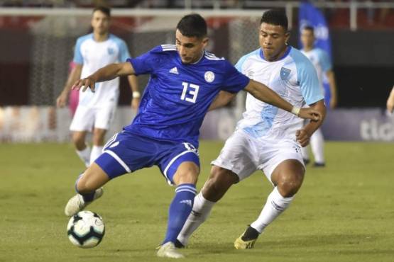 Guatemala's Alejandro Galindo (R) and Paraguay's Junior Alonso fight for the ball during a friendly football match between Peru and Colombia at the Monumental Stadium in Lima, on June 9, 2019, ahead of Brazil 2019 Copa America. (Photo by NORBERTO DUARTE / AFP)