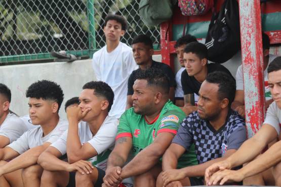 Bani Lozano (verde), exfutbolista destacado en la Liga Nacional, ahora como jugador de Sabá FC .