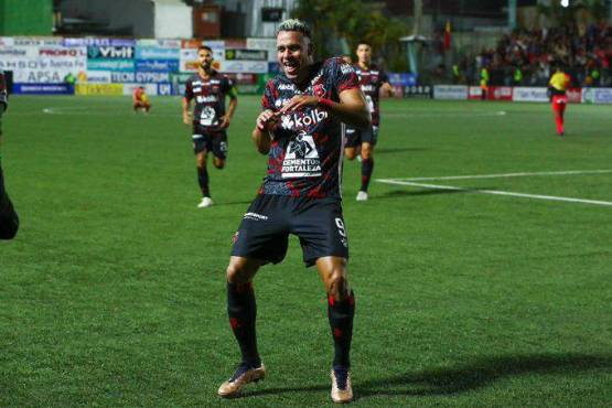 ¿Cuál será el futuro? Alex López no logró el título con Alajuelense en Costa Rica y los aficionados piden su salida del club