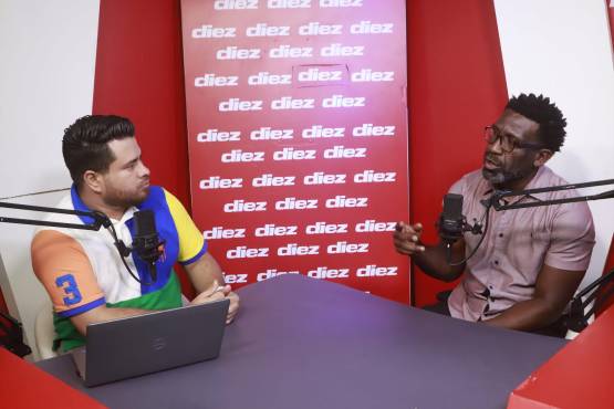 Hendry Thomas explicando sus pasajes en el fútbol en la entrevista con Gustavo Roca.