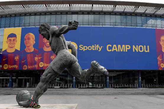 Fotografía tomada este 01 de julio con la imagen de Spotify Technology S.A en el banner del Estadio Camp Nou en Barcelona.
