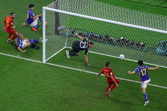 Ao Tanaka solo tuvo que llegarla a empujar para anotar el 2-1 de Japón luego de un centro comprometido.