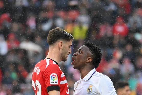 Vinicius encarándose con Santi Bueno.