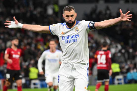 Con doblete de Vinicius y Benzema, Real Madrid aplastó al Valencia y ahora piensa en el Clásico contra Barcelona