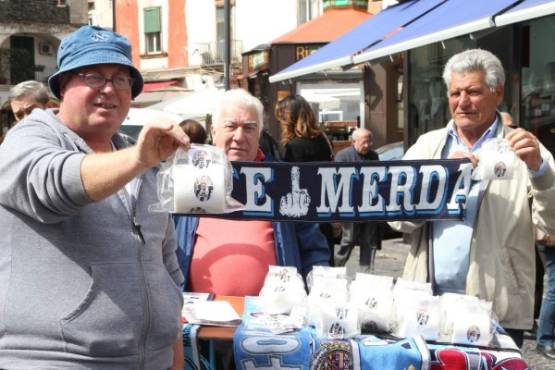 TO GO WITH AFP STORY BY STANISLAS TOUCHOT - A street vendor shows toilet paper rolls with portraits of Juventus' Argentinian forward Gonzalo Higuain on March 23, 2017 in a street of Naples. Eight months after leaving team Napoli for Juventus Turin, Gonzalo Higuain prepares a hectic return for the Italian Seria A football match Napoli vs Juventus at San Paolo stadium, where the rancor against the Argentine 'traitor' remains immense. / AFP PHOTO / CARLO HERMANN