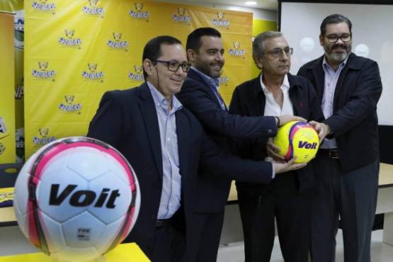 Liga Nacional de Honduras presentÃ³ el nuevo balÃ³n Voit , En la presentaciÃ³n estuvieron presentes Selim Canahuati, Roque Pascua y Miguel Herrera por la Liga Nacional y VÃ­ctor Pacheco gerente global de la empresa Voit.El titular de la liga catracha, Selim Canahuati, explicÃ³ que el nuevo balÃ³n llegada a darle realce al torneo y a su vez lamentÃ³ las mÃºltiples crÃ­ticas que han recibido por el convenio con la empresa mexicana.