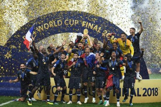 (FILES) In this file photo taken on July 15, 2018 France's players hold their World Cup trophy as they celebrate their win during the trophy ceremony at the end of the Russia 2018 World Cup final football match between France and Croatia at the Luzhniki Stadium in Moscow on July 15, 2018. - France's football players are awarded Chevalier of the Legion of Honour (Legion d'honneur) on January 1, 2019. (Photo by FRANCK FIFE / AFP) / RESTRICTED TO EDITORIAL USE - NO MOBILE PUSH ALERTS/DOWNLOADS