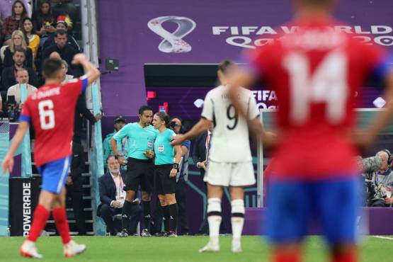 Saíd Martínez junto con Stephanie Frappart durante el partido entre Costa Rica y Alemania en el Mundial,