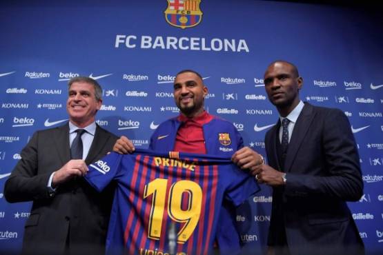 Barcelona's new Ghanaian forward Kevin-Prince Boateng poses with Barcelona's French technical secretary Eric Abidal (R) and Barcelona's Spanish vice president Jordi Mestre (L) during his official presentation at the Camp Nou stadium in Barcelona on January 22, 2019. - Boateng has vowed to make the most of his shock arrival at Barcelona, after a loan move for the journeyman from Italian side Sassuolo was sealed. (Photo by LLUIS GENE / AFP)