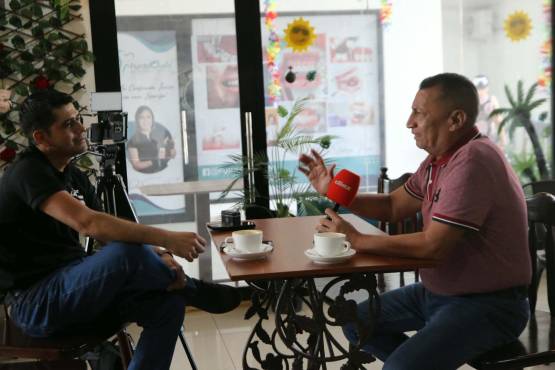 El periodista Carlos Castellanos habla con el técnico hondureño Humberto Rivera.