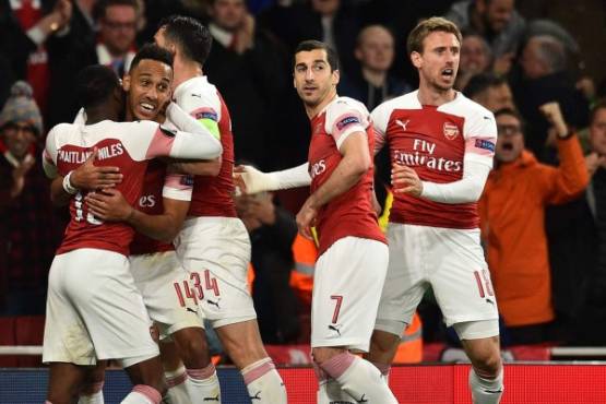 Arsenal's Gabonese striker Pierre-Emerick Aubameyang (2nd L) celebrates with teammates after scoring their third goal during the UEFA Europa League semi final, first leg, football match between Arsenal and Valencia at the Emirates Stadium in London on May 2, 2019. (Photo by Glyn KIRK / AFP)
