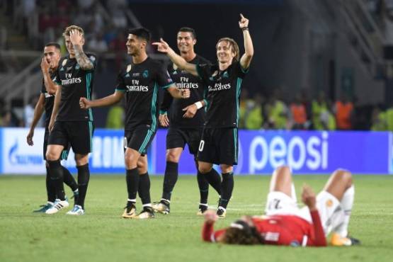 Madrid players celebrate after winning the UEFA Super Cup football match between Real Madrid and Manchester United on August 8, 2017, at the Philip II Arena in Skopje. / AFP PHOTO / Nikolay DOYCHINOV
