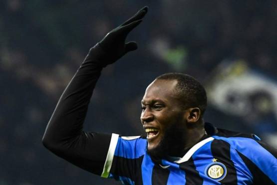 Inter Milan's Belgian forward Romelu Lukaku celebrates after opening the scoring during the Italian Cup (Coppa Italia) round of 16 football match Inter Milan vs Cagliari on January 14, 2020 at the San Siro stadium in Milan. (Photo by Miguel MEDINA / AFP)