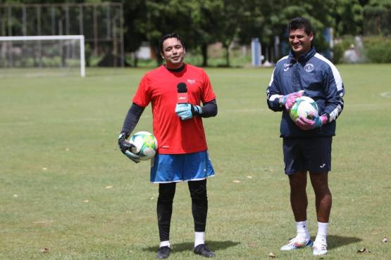 Momento épico. El preparador de Porteros Hugo Caballero pasó un rato ameno con Diario Deportivo DIEZ.
