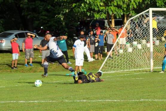 Vargas enfrentando a Real España en juego de preparación.