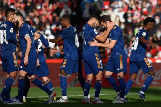 Real Madrid's Spanish defender Nacho Fernandez (2nd-R) celebrates with teammates after scoring his team's second goal during the Spanish League football match between Granada FC and Real Madrid CF at Nuevo Los Carmenes stadium in Granada on November 21, 2021. (Photo by JORGE GUERRERO / AFP)