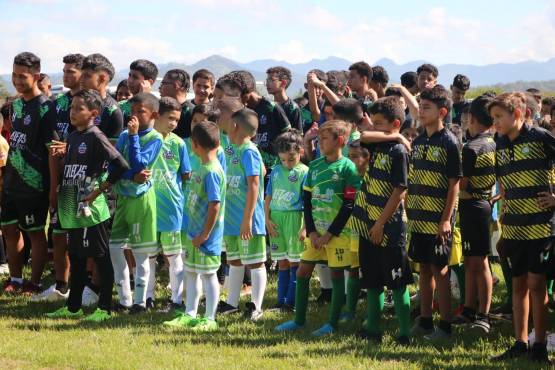 ¡Lluvia de estrellas! Un éxito segundo torneo nacional de Academias de Fútbol en la ciudad de Yoro