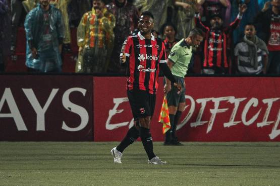 Alex López y su festejo tras marcar un golazo al Cartaginés.