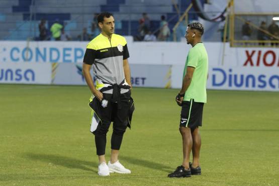 Alexy Vega y Fabricio Silva dialogan previo al inicio del juego.