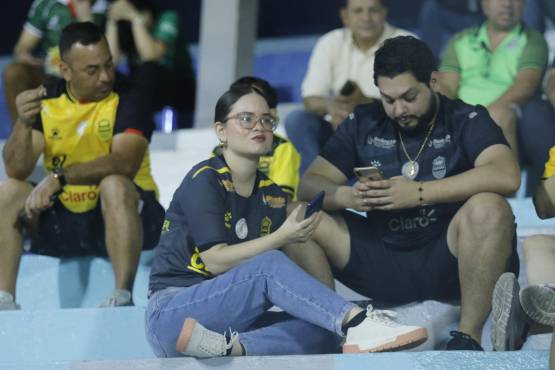 Los aficionados disfrutan de la previa.