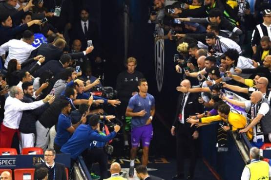 Real Madrid's Portuguese striker Cristiano Ronaldo (C) enters the pitch prior to the UEFA Champions League final football match between Juventus and Real Madrid at The Principality Stadium in Cardiff, south Wales, on June 3, 2017. / AFP PHOTO / Ben STANSALL